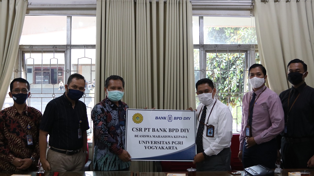 3 Mahasiswa UPY Terima Beasiswa Dari Bank BPD DIY