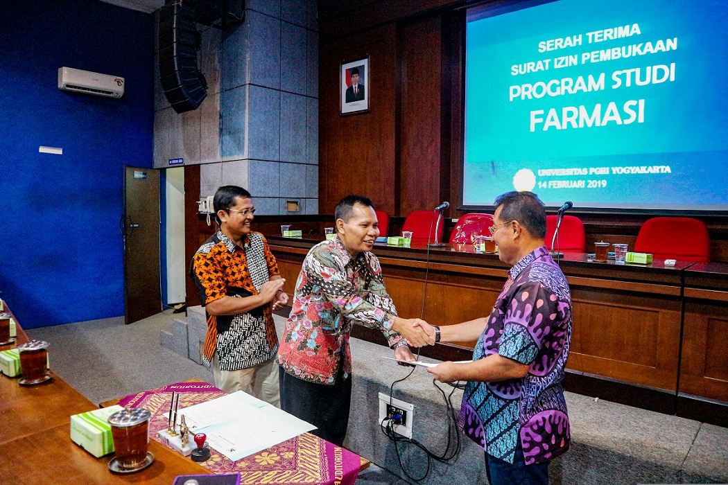 PENYERAHAN SK MENTERI RISET, TEKNOLOGI DAN PENDIDIKAN TINGGI TENTANG IZIN PEMBUKAAN PROGRAM STUDI FARMASI UNIVERSITAS PGRI YOGYAKARTA