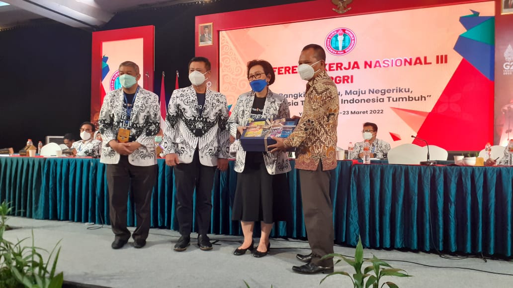 Rektor UPY Raih Penghargaan dari Ketum PB PGRI